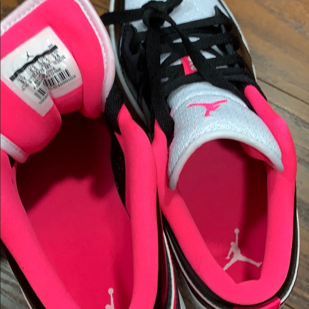 NIKE AIR JORDAN 1 LOW (GS) Black/Hyper Pink-White - Picture 11 of 16